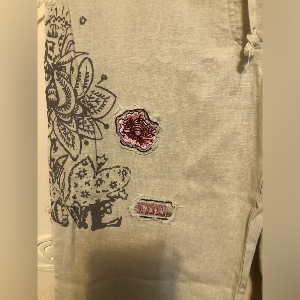 Nwot Aziz tan pants size medium designs and appliqués - Picture 2 of 8